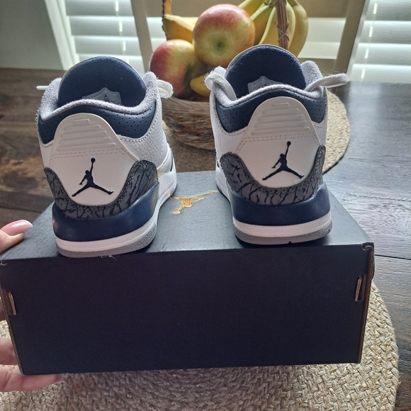 Boys Jordan 3 Retro💙🩶 - Picture 2 of 12